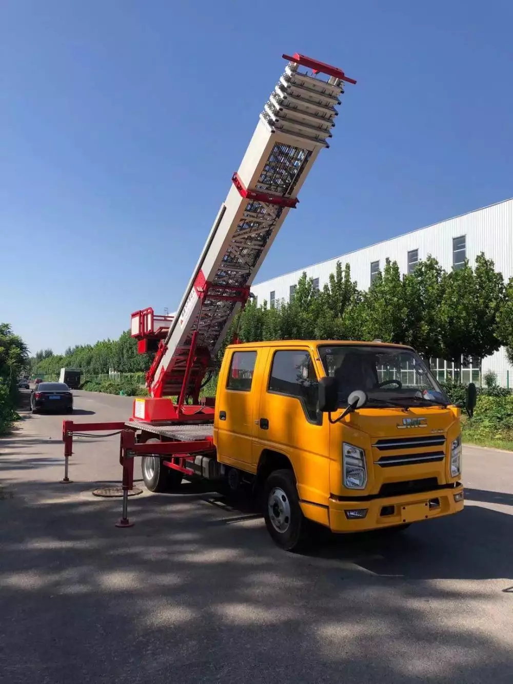 叶县附近的云梯车出租服务：轻松解决高空作业需求